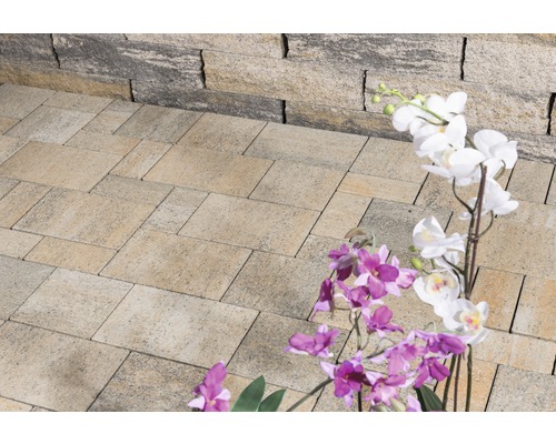 Buitenscène met rechthoekige bestrating en metselwerk