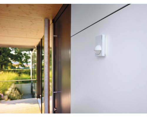 Bewegingsmelder gemonteerd aan een buitenmuur