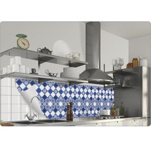Keukenscène met blauw-wit betegelde stickers als achterwand