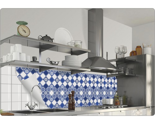 Keukenscène met blauw-wit betegelde stickers als achterwand