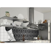 Keukenscène met tegelspiegel in bloemmotief en planken