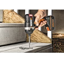 Worx accuslagschroevendraaier die een schroef in hout draait