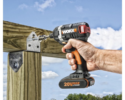 Worx accuslagschroevendraaier in gebruik voor het vastschroeven van houten constructies
