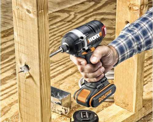Ambachtsman gebruikt een Worx accuslagschroevendraaier op een houten frame