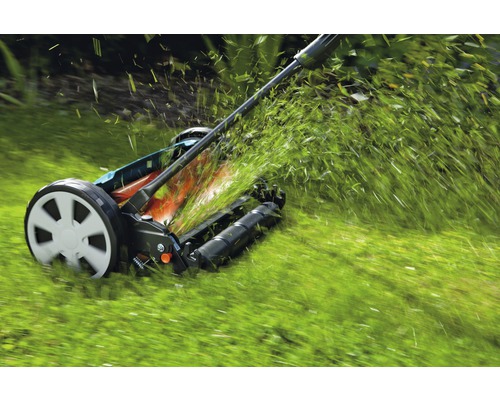 Handgrasmaaier tijdens het grasmaaien