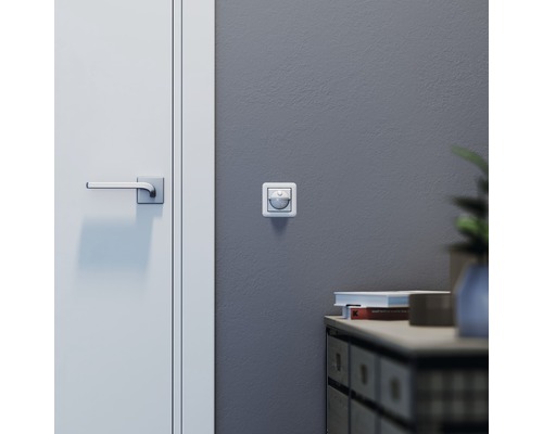 Scene met bewegingsmelder aan een muur in de buurt van een deur