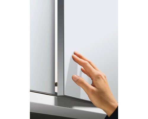 Hand raakt een spiegelkast aan