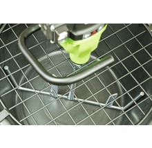 Binnenaanzicht van een mortelmixer met mixer in een emmer