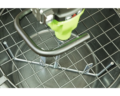 Binnenaanzicht van een mortelmixer met mixer in een emmer