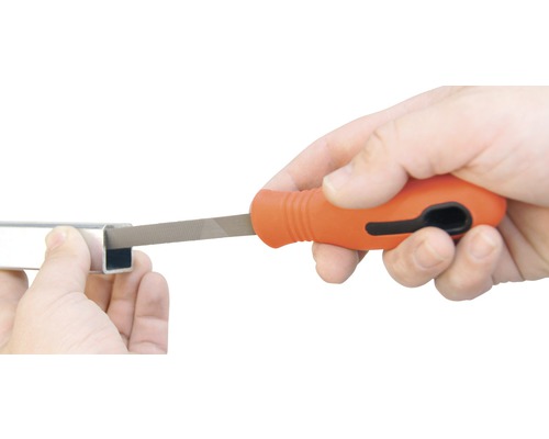 Een hand vijlt een metalen buis met een werkplaatsvijl