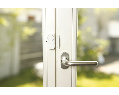 Raam met een geïnstalleerd raambeveiligingssysteem