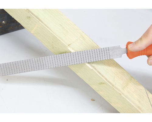 Houtrasp in gebruik op een stuk hout