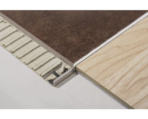 Tegelprofiel met tegels en tegellijm