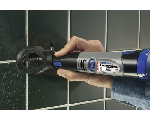 Dremel multi-tool in gebruik voor het verwijderen van voegmiddel