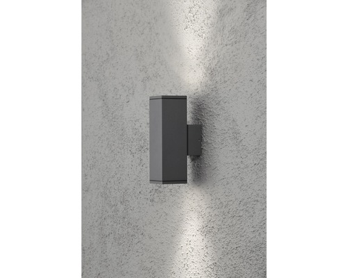 Moderne grijze buitenmuurlamp van metaal aan een gevel