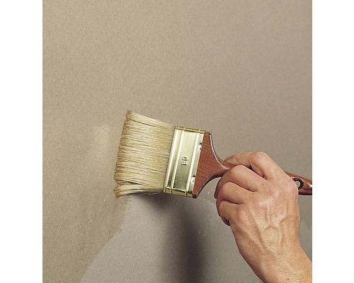 Een verfkwast wordt gebruikt om verf aan te brengen.