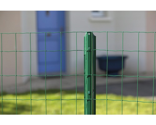 Detailopname van een groen draadomheining met hekpalen voor een huis