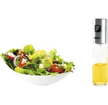 Salade met een spuitfles slasaus
