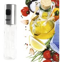 Oliespuit van roestvrij staal en glas met diverse ingrediënten op de achtergrond