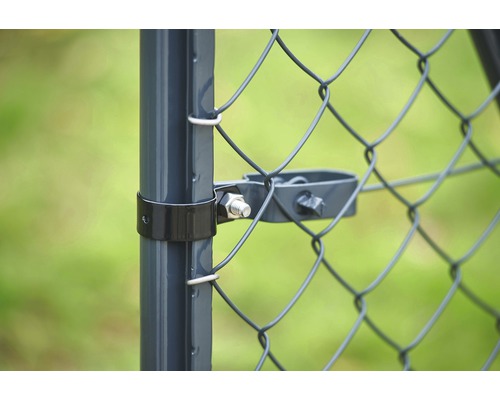Detailopname van een hekpaal met gaas en bevestigingsmaterialen