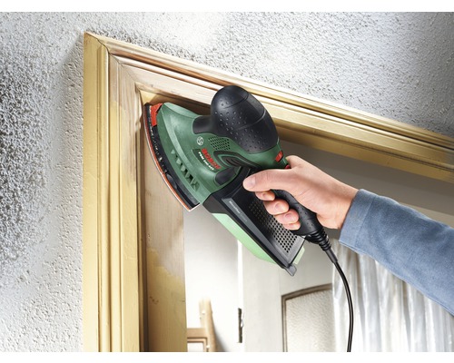 Driehoekschuurmachine in gebruik voor het schuren van een raamkozijn