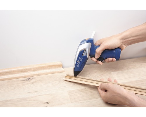 Een lijmpistool bij het verlijmen van houten latten.