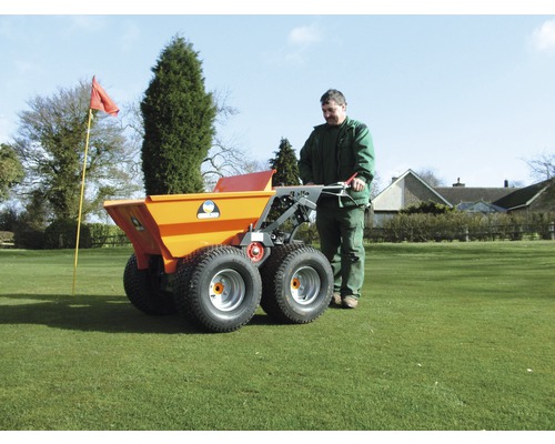 Gemotoriseerde kruiwagen met vier wielen op gazon