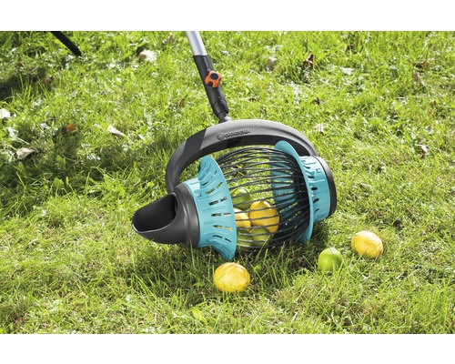 Gardena fruitverzamelaar met fruit in het gras