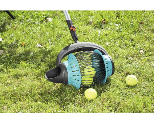 Gardena balverzamelaar in gebruik op gazon met tennisballen.