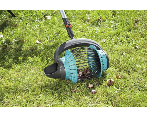 Gardena bessenschep op gazon met kastanjes