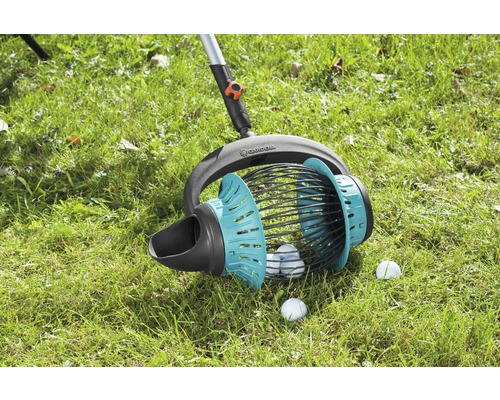 Gardena golfballenverzamelaar op gazon