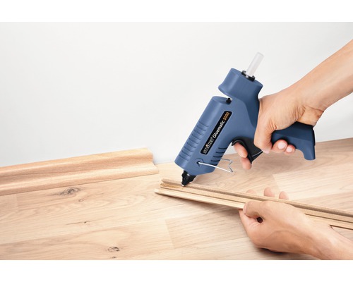 Lijmpistool bij het verlijmen van houten latten