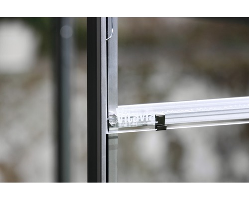 Detail van een kas met aluminium frame en transparante elementen