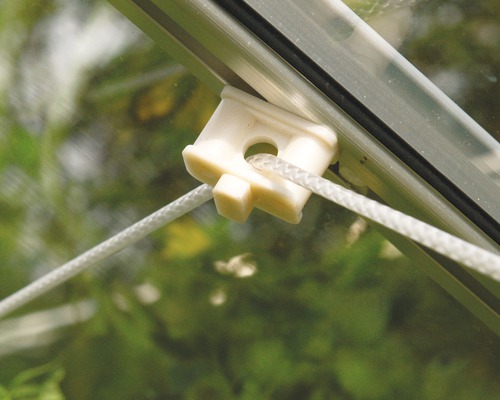 Detailopname van een kunststof houder met koord op een kas