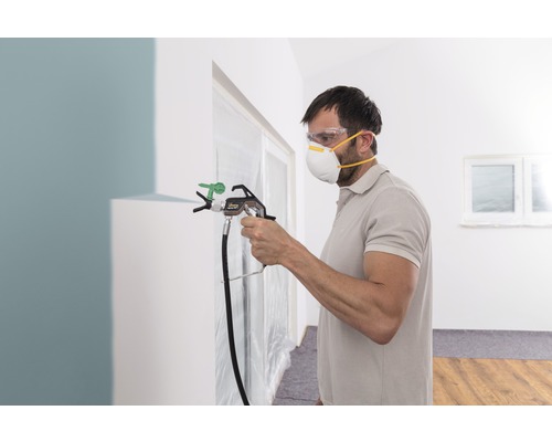 Man gebruikt verfspuit in interieur