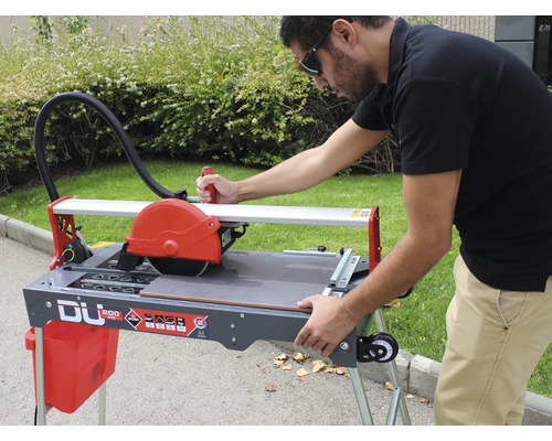 Tegelsnijder met man die tegels snijdt