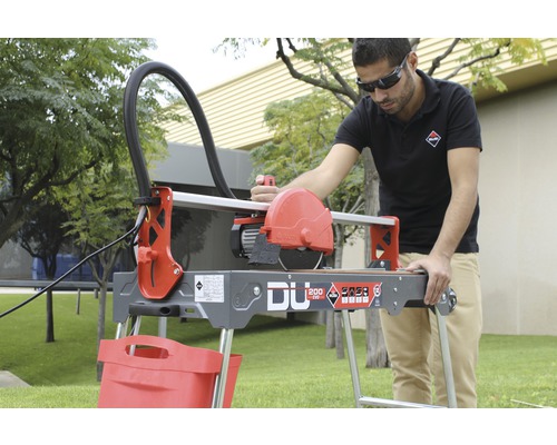 Man bedient tegelsnijder Rubí DU 200 EVO op een gazon