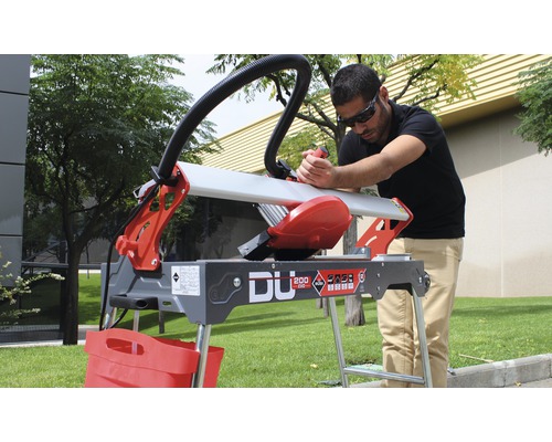 Tegelsnijder in gebruik met man buiten