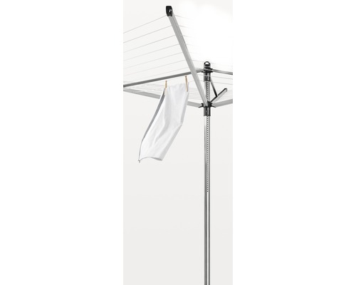 Droogmolen met waslijn en wasknijpers