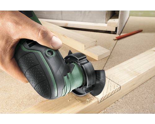 Oscillerende multitool in gebruik voor het zagen van hout