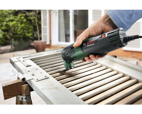 Bosch multitool in gebruik op luik