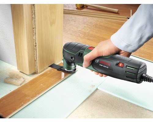 Bosch multifunctioneel gereedschap PMF 220 CE in gebruik voor het aanpassen van laminaat aan een deurkozijn