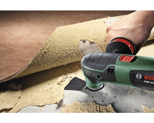 Scène van een persoon die een vloerbedekking verwijdert met een multifunctioneel gereedschap, Bosch Logo