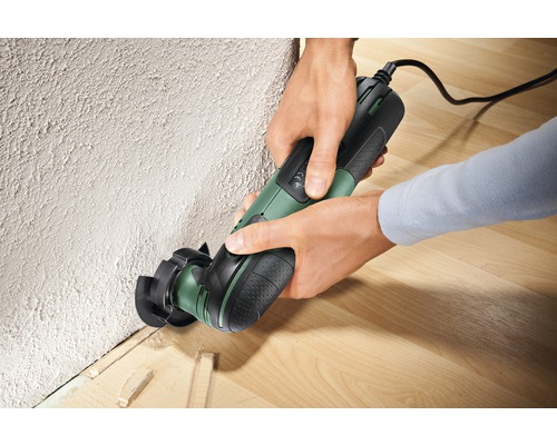 Multifunctioneel gereedschap in gebruik voor het snijden van houten panelen