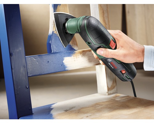 Oscillerende multitool bij het schuren van een houten stoeloppervlak.