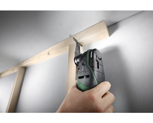 Oscillerend elektrisch gereedschap dat een houten frame snijdt