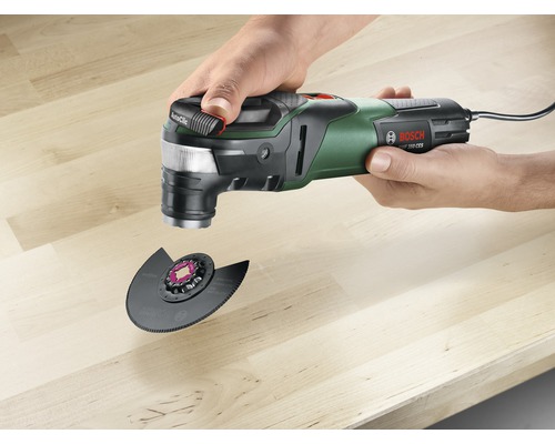 Bosch Logo. Multifunctioneel gereedschap met zaagblad op een houten tafel.