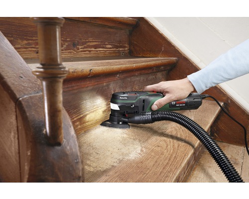 Iemand schuurt een houten trap met een multifunctioneel gereedschap van Bosch.