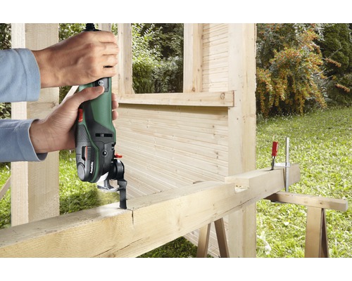 Persoon werkt met een multifunctioneel gereedschap aan een houten frame.