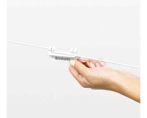 Brabantia logo op een wasknijperproduct aan een waslijn, vastgehouden door een hand
